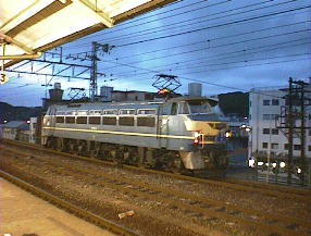 回送中の機関車(JPG-19k)