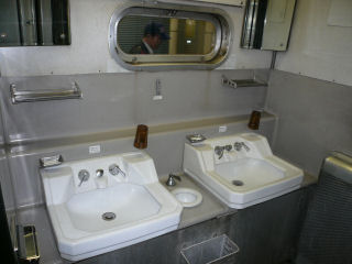 スハネフ14-101の洗面所(JPG-22k)
