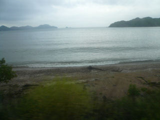 徳山を過ぎたところで瀬戸内海が見えてきます(JPG-22k)