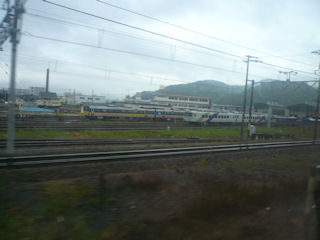新山口の手前に列車が並んでいます(JPG-26k)