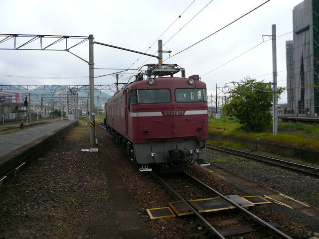 下関と門司を牽引するEF81-400機関車(JPG-83k)