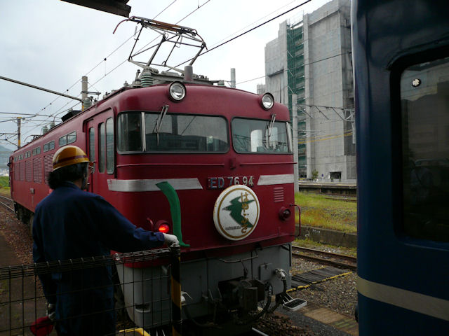 門司駅で機関車を交換してED76型機関車が牽引します(JPG-76k)