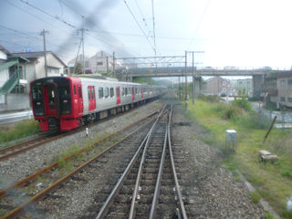 九州の普通列車とすれ違います(JPG-22k)