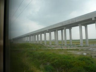 九州新幹線の高架橋ができてきています(JPG-25k)