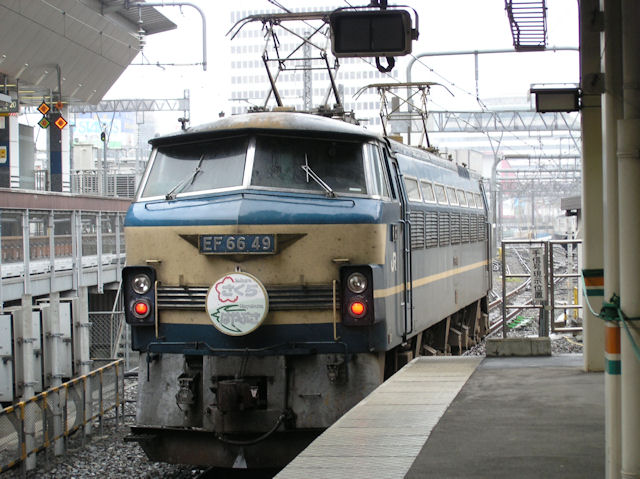 東京駅で切り離された寝台特急さくら・はやぶさの機関車です(JPG-92k)