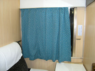 窓のカーテン(JPG-30k)