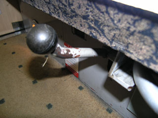 ベッドの下のレバー(JPG-32k)