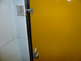 トイレの中からは鍵が掛けられます(JPG-19k)
