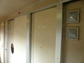 オハネ15-2002の個室への扉(JPG-24k)