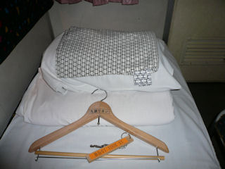 ベッド上には毛布、枕、浴衣が置かれています(JPG-28k)
