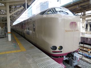 東京駅に到着した285系寝台電車のサンライズ瀬戸(JPG-29k)
