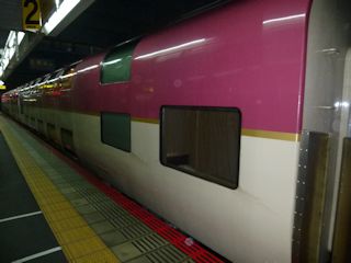 岡山駅に到着した285系寝台電車のサンライズ瀬戸(JPG-20k)