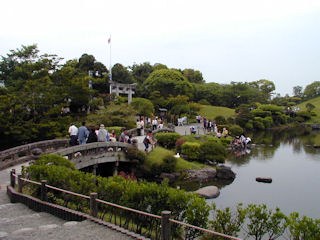 水前寺成趣園の庭園に入ります。(JPG-37k)