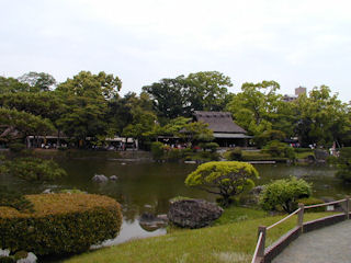 水前寺成趣園の庭園に入ります。(JPG-34k)