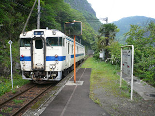 球泉洞駅を出発する普通列車(JPG-41k)