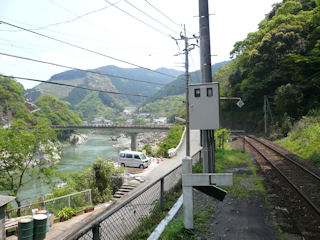 球泉洞駅から球磨川を望む(JPG-39k)