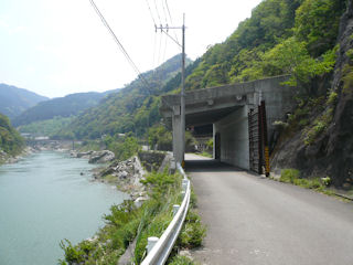 球磨川沿いを散策します。(JPG-32k)