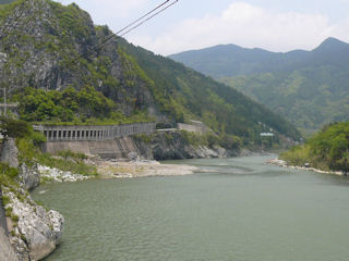 球磨川の下流を眺めます(JPG-31k)