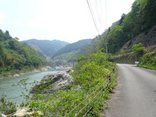 球磨川沿いを散策します。(JPG-35k)