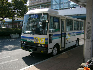唐津城へ向かうバス(JPG-38k)