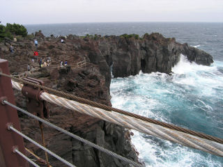 門脇吊橋から岩場を望む(JPG-29k)