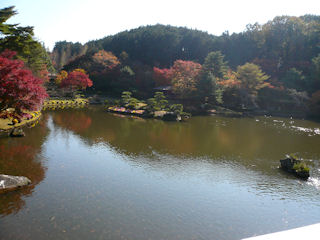 日本庭園にある池(JPG-31k)