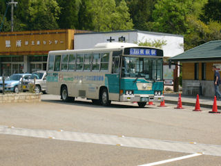 景清洞へ向かうバス(JPG-37k)