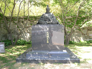 毛利輝元の銅像(JPG-46k)