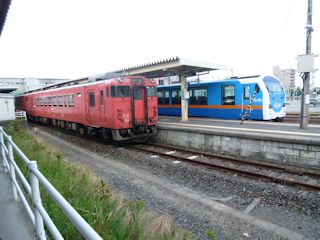 八戸線の普通列車とリゾートうみねこ(JPG-32k)