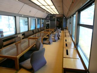 お座敷列車の座席(JPG-31k)