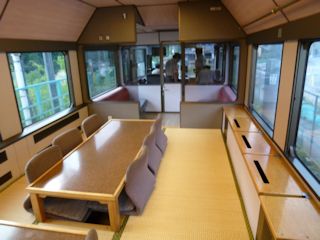 お座敷列車の座席(JPG-31k)
