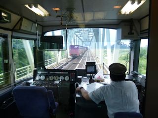 貨物列車とすれ違い(JPG-31k)