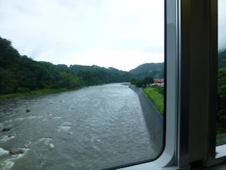 川を渡る(JPG-22k)