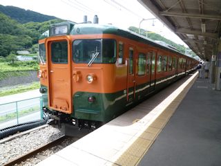 長野原草津口行きの電車(JPG-33k)