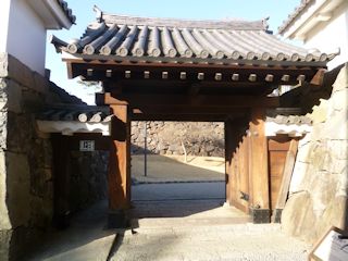 甲府城跡の門(JPG-33k)