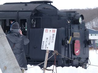 SL冬の湿原号の蒸気機関車(JPG-28k)