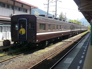SLやまぐち号の客車(JPG-35k)