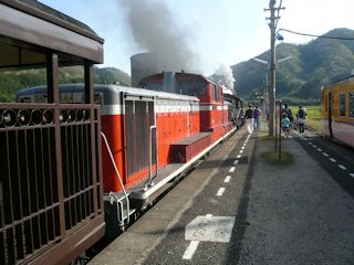 蒸気機関車の次位にディーゼル機関車(JPG-33k)