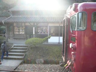 列車は大畑駅の駅舎の横に停車(JPG-27k)