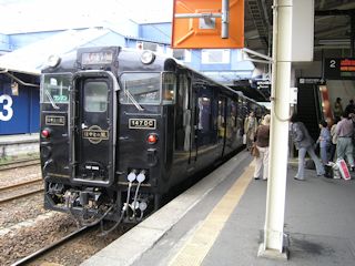 鹿児島中央駅のはやとの風号(JPG-36k)