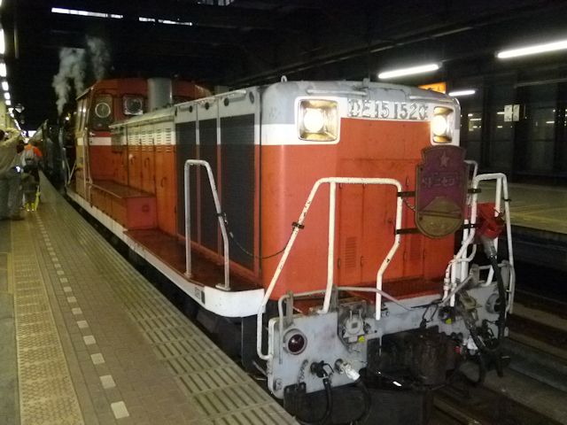 札幌駅ではディーゼル機関車が先頭です(JPG-68k)