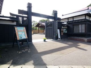 藤田記念庭園の入口(JPG-28k)
