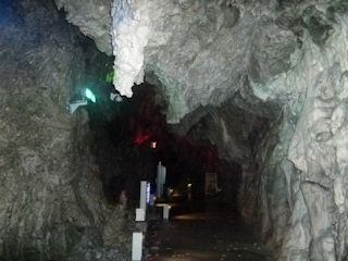 龍泉洞内(JPG-29k)