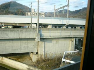 新幹線と山陽線の線路(JPG-30k)