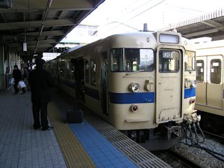 乗車する電車(JPG-31k)