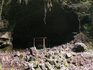 洞窟に鳥居(JPG-34k)