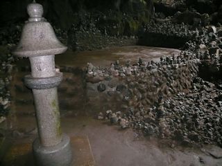 洞窟の中(JPG-30k)