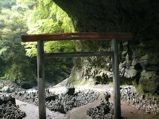 洞窟の鳥居(JPG-38k)