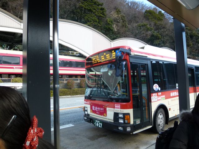 元箱根港行きのバス(JPG-75k)