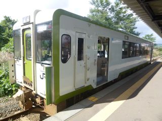 下北駅に到着した列車(JPG-33k)